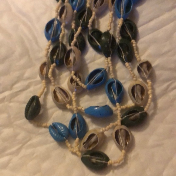 Shell Necklace - Picture 4 of 5
